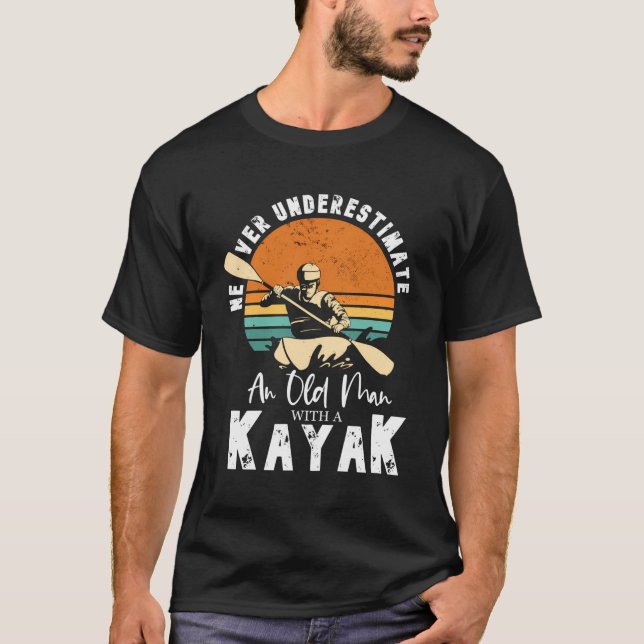 Unterschätzen Sie nie einen alten Mann mit Kajak V T-Shirt (Vorderseite)