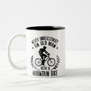 Unterschätzen Sie nie einen alten Mann mit Mounta Zweifarbige Tasse
