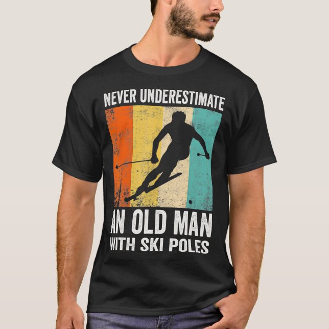 Unterschätzen Sie nie einen alten Mann mit Skistöc T-Shirt (Vorderseite)