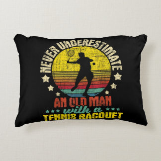 Unterschätzen Sie nie einen alten Mann - Tennisspi Dekokissen