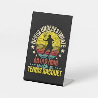 Unterschätzen Sie nie einen alten Mann - Tennisspi Sockelschild