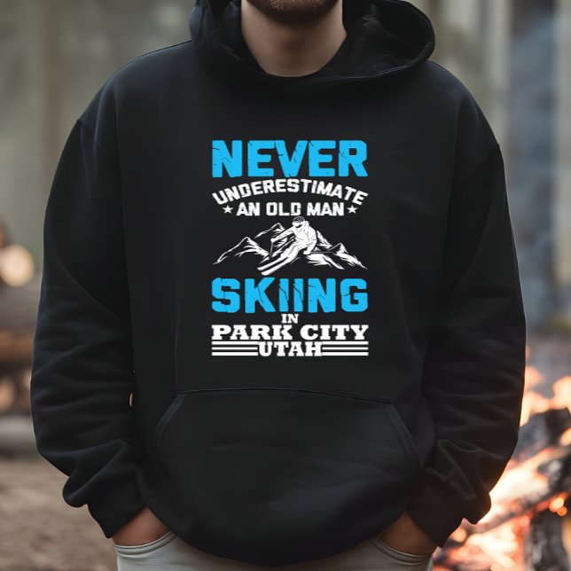 Unterschätzen Sie nie einen alten Skifahrer in Uta Hoodie (Von Creator hochgeladen)