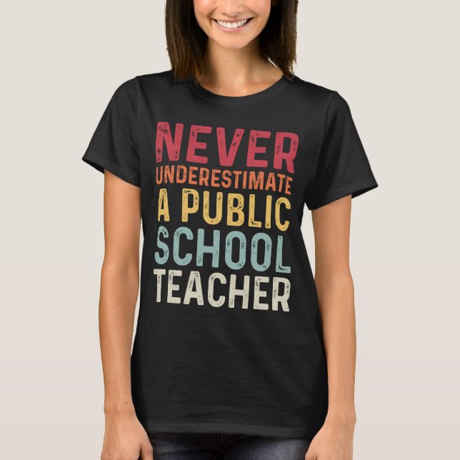 Unterschätzen Sie nie einen Lehrer an der öffentli T-Shirt (Vorderseite)