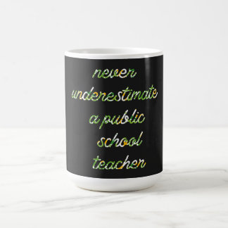 Unterschätzen Sie nie einen Lehrer an einer öffent Kaffeetasse