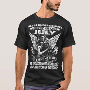 Unterschätzen Sie nie einen Mann, der geborenes i T-Shirt