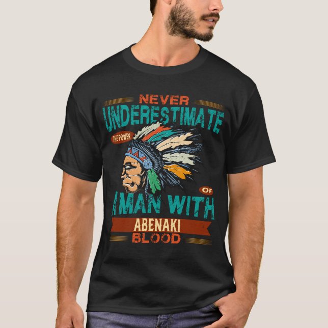 Unterschätzen Sie nie einen Mann mit Abenaki Blut T-Shirt (Vorderseite)