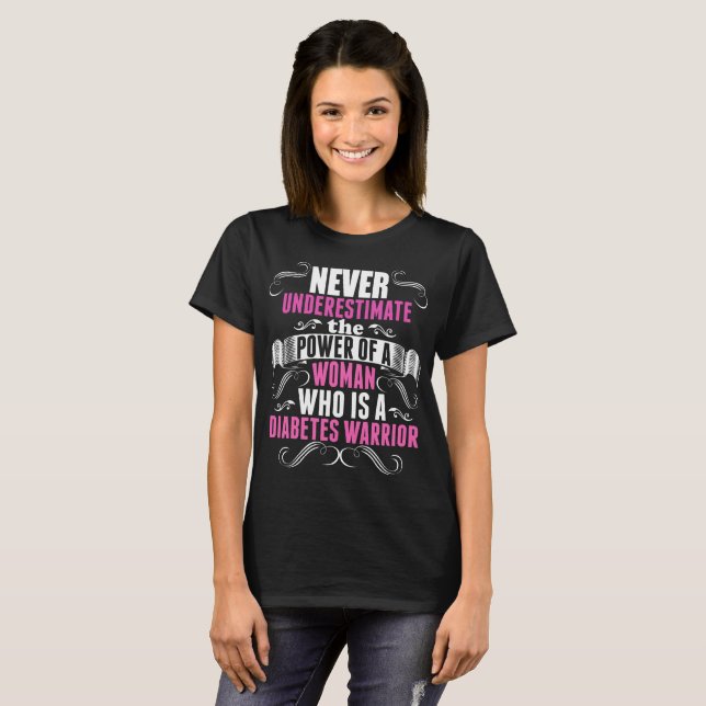 Unterschätzen Sie nie Frauen-Diabetes-Krieger T-Shirt (Vorne ganz)