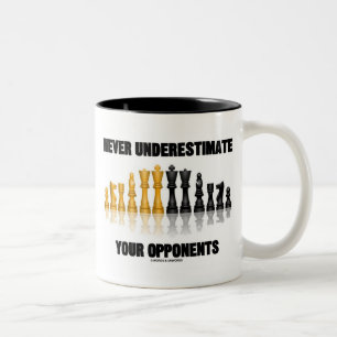 Unterschätzen Sie nie Ihre Gegner (Schach-Set) Zweifarbige Tasse
