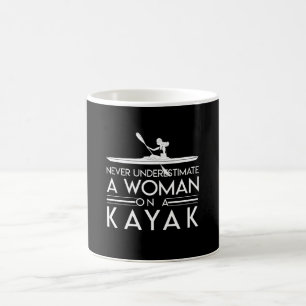 Unterschätzen Sie nie Kajakpaddlers-Frau Kaffeetasse