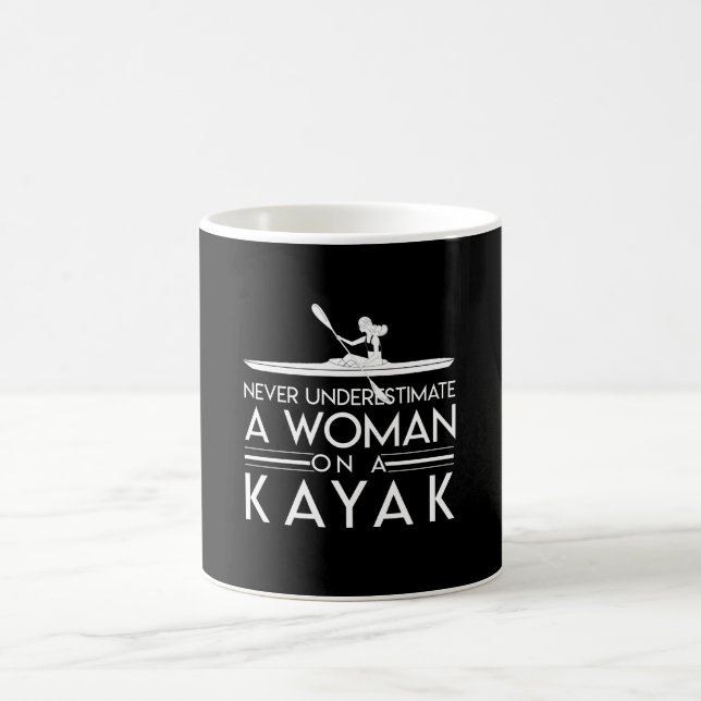 Unterschätzen Sie nie Kajakpaddlers-Frau Kaffeetasse (Mittel)