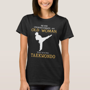 Unterschätzen Sie niemals alte Frau, die Taekwondo T-Shirt