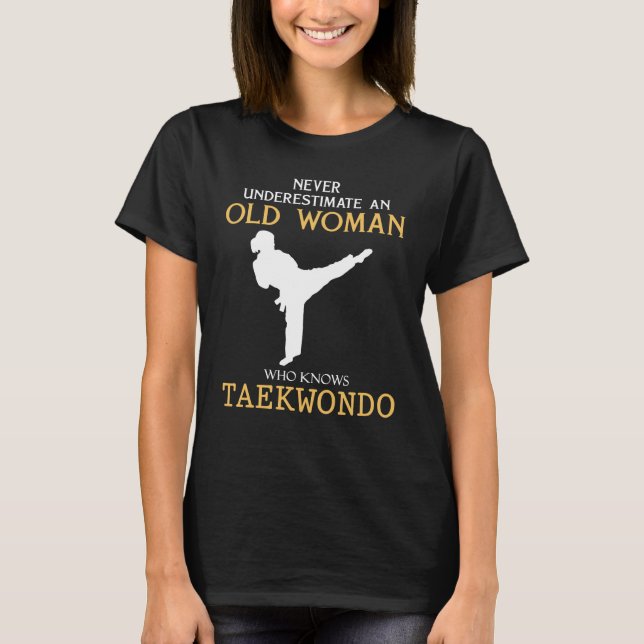 Unterschätzen Sie niemals alte Frau, die Taekwondo T-Shirt (Vorderseite)