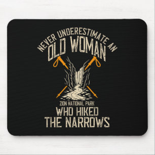 Unterschätzen Sie niemals alte Frauen, die den Sch Mousepad