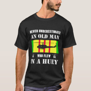 Unterschätzen Sie niemals den alten Mann, der in H T-Shirt