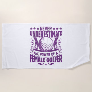 Unterschätzen Sie niemals den Power einer Golferin Strandtuch