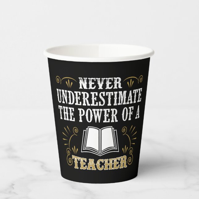Unterschätzen Sie niemals den Power eines Lehrers Pappbecher (Links)