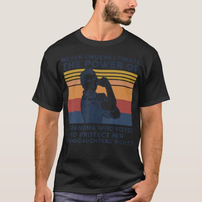 Unterschätzen Sie niemals den Power eines Oma, das T-Shirt (Vorderseite)