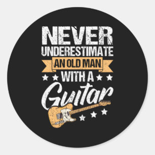 Unterschätzen Sie niemals ein Altes mit Gitarre Runder Aufkleber