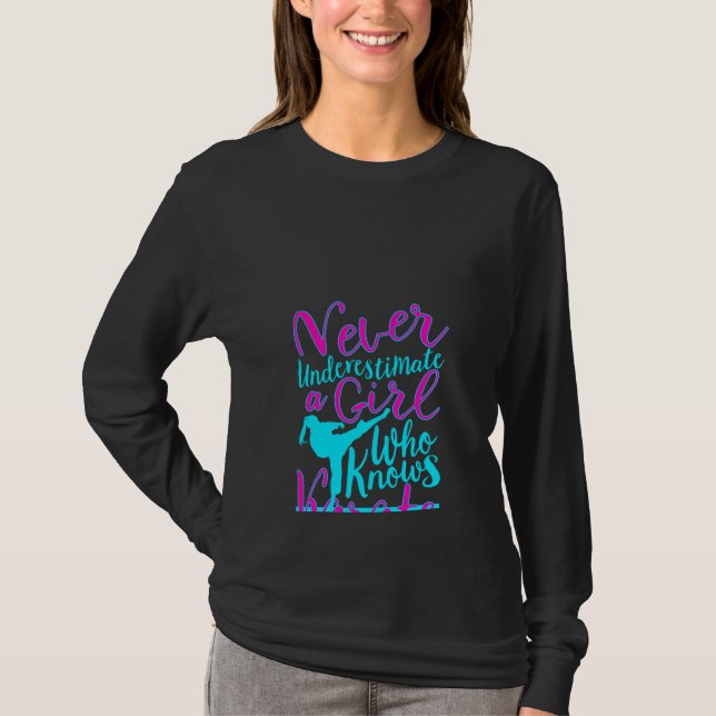 Unterschätzen Sie niemals ein Mädchen, das Karate  T-Shirt (Vorderseite)
