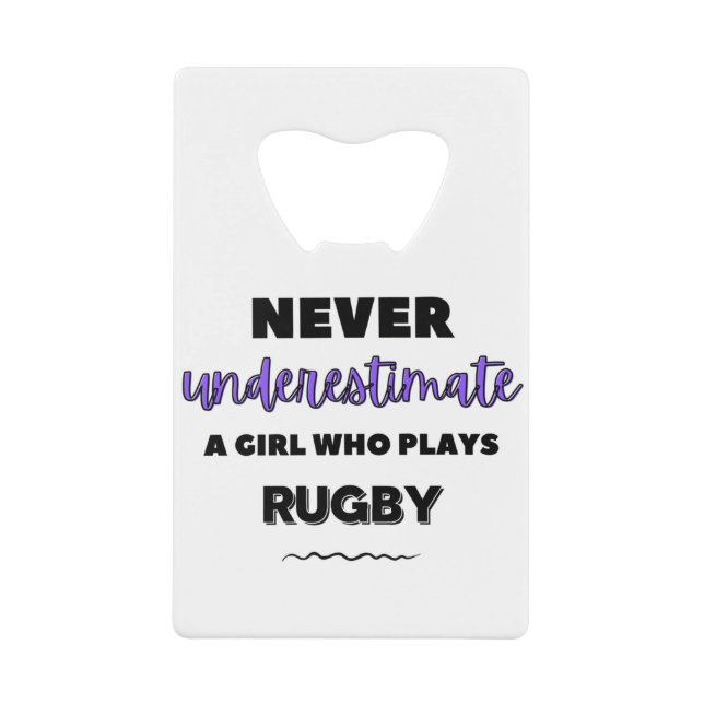 Unterschätzen Sie niemals ein Mädchen, das Rugby s Geldbeutel Flaschenöffner (Vorderseite)