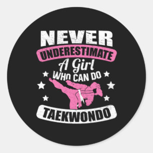 Unterschätzen Sie niemals ein Mädchen, das Taekwon Runder Aufkleber