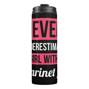 Unterschätzen Sie niemals ein Mädchen mit einer Thermosbecher
