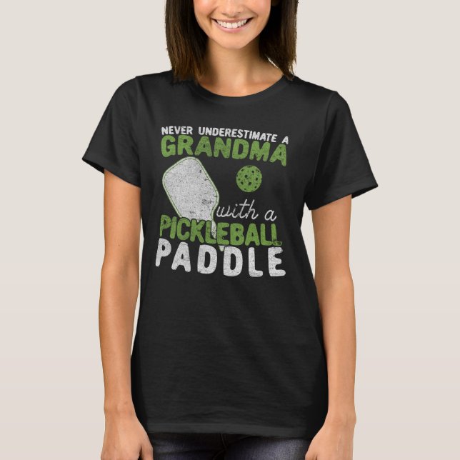 Unterschätzen Sie niemals ein Oma mit einem Pickle T-Shirt (Vorderseite)