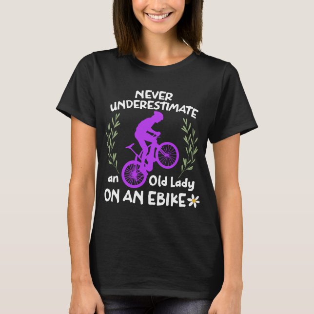 Unterschätzen Sie niemals eine alte Dame auf einem T-Shirt (Vorderseite)