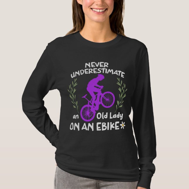 Unterschätzen Sie niemals eine alte Dame auf einem T-Shirt (Vorderseite)