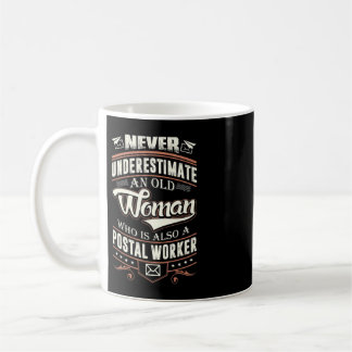 Unterschätzen Sie niemals eine alte Frau auch eine Kaffeetasse
