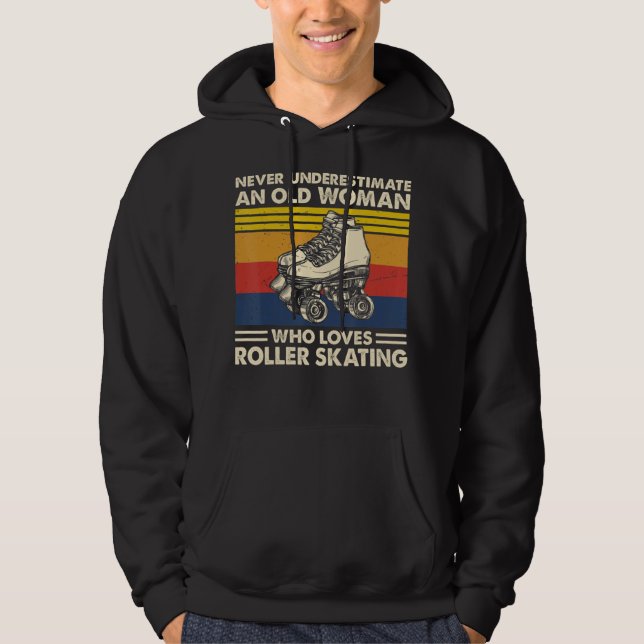 Unterschätzen Sie niemals eine alte Frau auf einem Hoodie (Vorderseite)