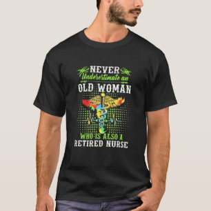 Unterschätzen Sie niemals eine alte Frau, die auch T-Shirt