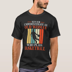 Unterschätzen Sie niemals eine alte Frau, die Bask T-Shirt