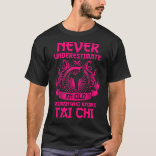 Unterschätzen Sie niemals eine alte Frau, die Tai  T-Shirt