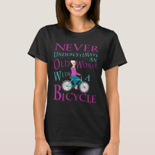 Unterschätzen Sie niemals eine alte Frau mit eine T-Shirt