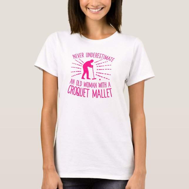 Unterschätzen Sie niemals eine alte Frau mit einem T-Shirt (Vorderseite)