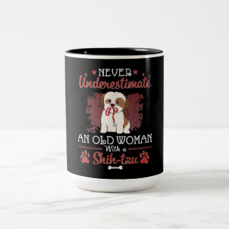 Unterschätzen Sie niemals eine alte Frau mit einem Zweifarbige Tasse
