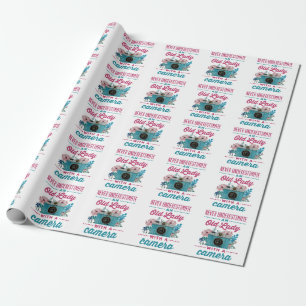Unterschätzen Sie niemals eine alte Frau mit einer Geschenkpapier