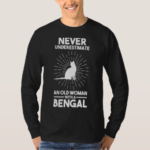 Unterschätzen Sie niemals eine alte Frau mit einer T-Shirt