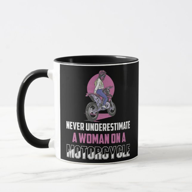 Unterschätzen Sie niemals eine Frau auf einem Moto Tasse (Links)