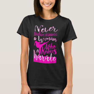 Unterschätzen Sie niemals eine Frau, die Karate-Zi T-Shirt