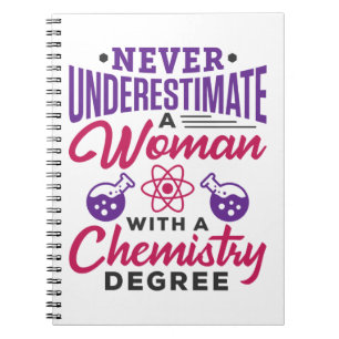 Unterschätzen Sie niemals eine Frau mit Chemiegrad Notizblock