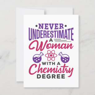 Unterschätzen Sie niemals eine Frau mit Chemiegrad Postkarte