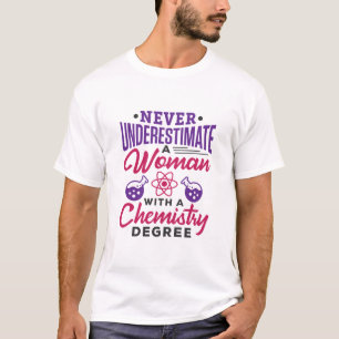 Unterschätzen Sie niemals eine Frau mit Chemiegrad T-Shirt