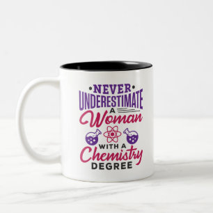 Unterschätzen Sie niemals eine Frau mit Chemiestu Zweifarbige Tasse
