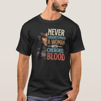 Unterschätzen Sie niemals eine Frau mit Cherokee-B T-Shirt