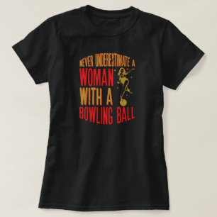Unterschätzen Sie niemals eine Frau mit einem Bow T-Shirt