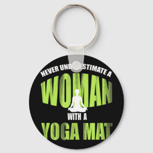 Unterschätzen Sie niemals eine Frau mit einem Yoga Schlüsselanhänger