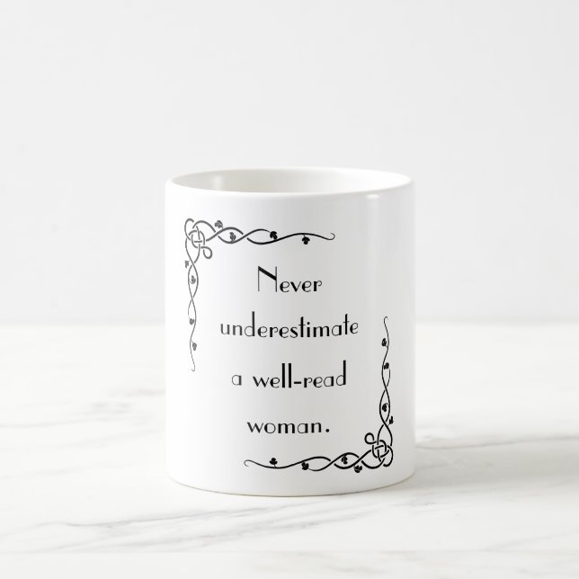 Unterschätzen Sie niemals eine gut lesbare weiblic Kaffeetasse (Mittel)