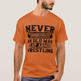 Unterschätzen Sie niemals einen alten Mann am Arm- T-Shirt